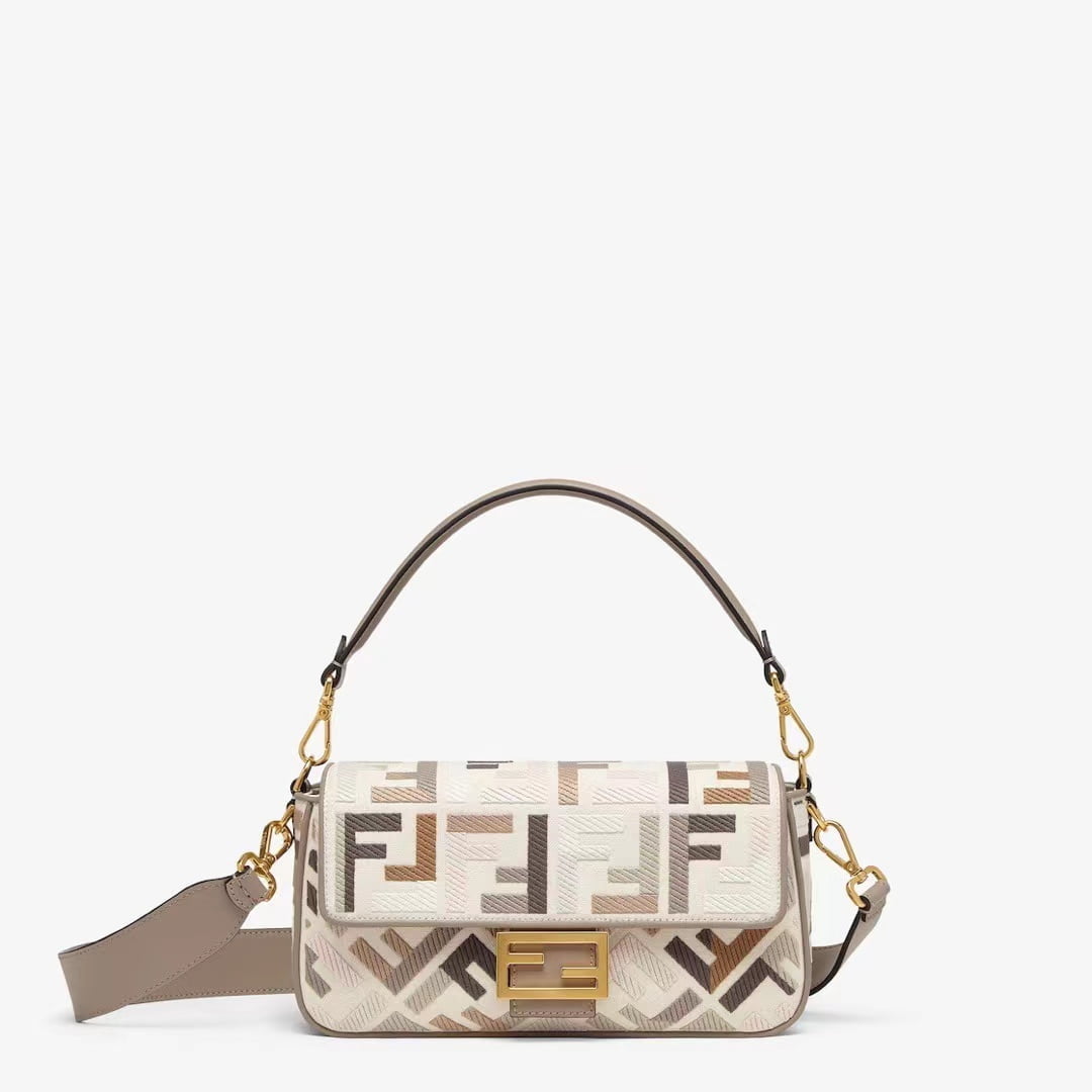 9319c9aae808369b070b623f905cebb.jpg FENDI Hot Classic Baguette - Image 1