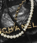 CHANEL / CHANEL 22 MINI HANDBAG Shiny Crumpled Calfskin & Gold-Tone Metal Black Ref.  AS3980 B10672 94305 - Image 2