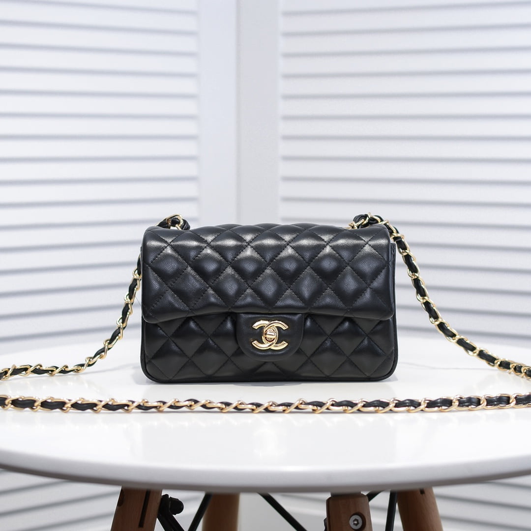 i1603743996_598_0.jpg Chanel Lamb skin chain crossbody bag with gold hardware 1116 SIZE: 20*14*7cm/25.5*16*6.5cm/30*18*8cm - Image 1