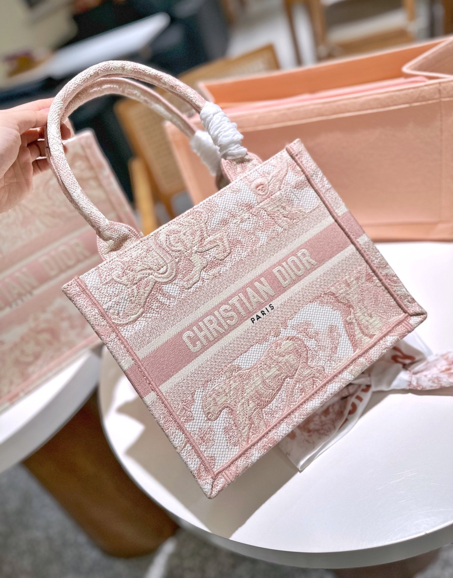 i1692665289_5430_1.jpg Dior presbyopia embroidery tote pink size mini: 20cm S: 26cm M: 35cm L: 41cm - Image 1