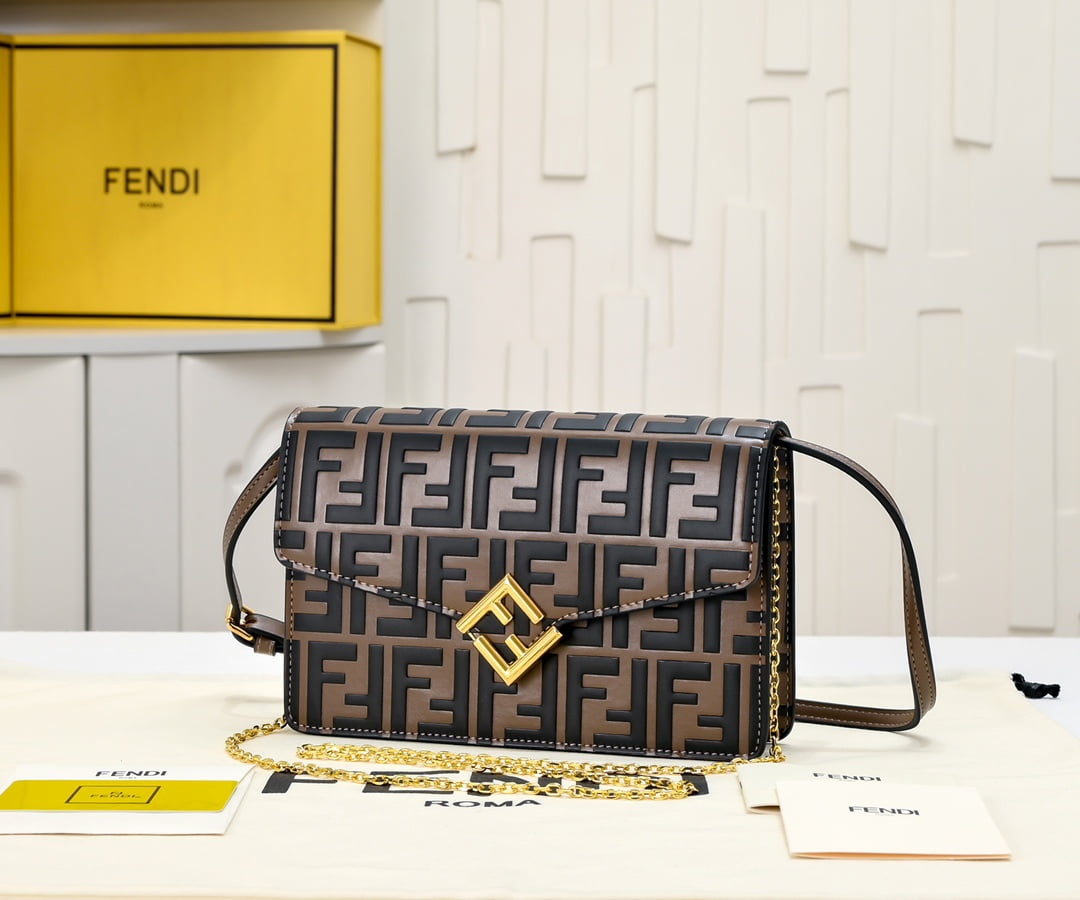 i1693546811_2412_2.jpg FENDI Mini clamshell chain handbag size:20*6*13cm - Image 1