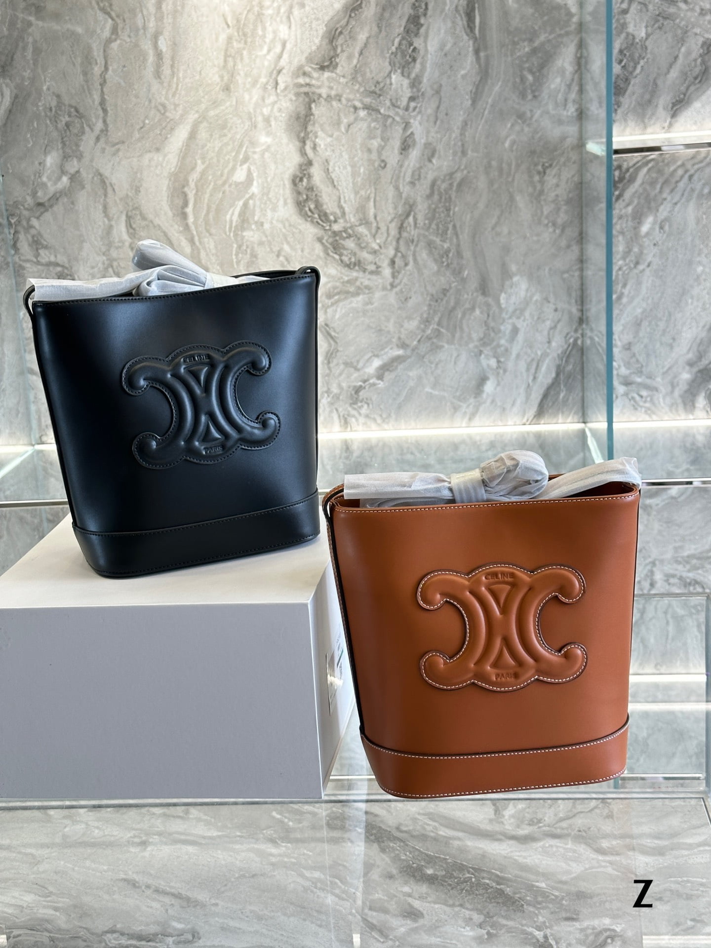 i1695787555_8808_0.jpg CELINE Caramel brown /Black bucket bag Size: 22*27cm - Image 1