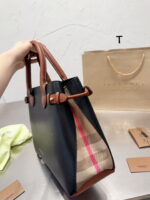 Burberry Tote handbag size:  33 26cm - Image 4
