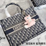 Dior presbyopia embroidery tote size L: 42 * 35* 18.5 cm  M: 36 * 27.5* 16.5 cm  S：26cm mini：20cm