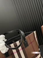 Burberry tote Shopping bag size: 34*26cm - Image 4