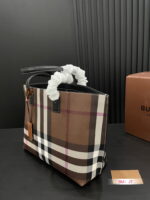 Burberry tote Shopping bag size: 34*26cm - Image 5