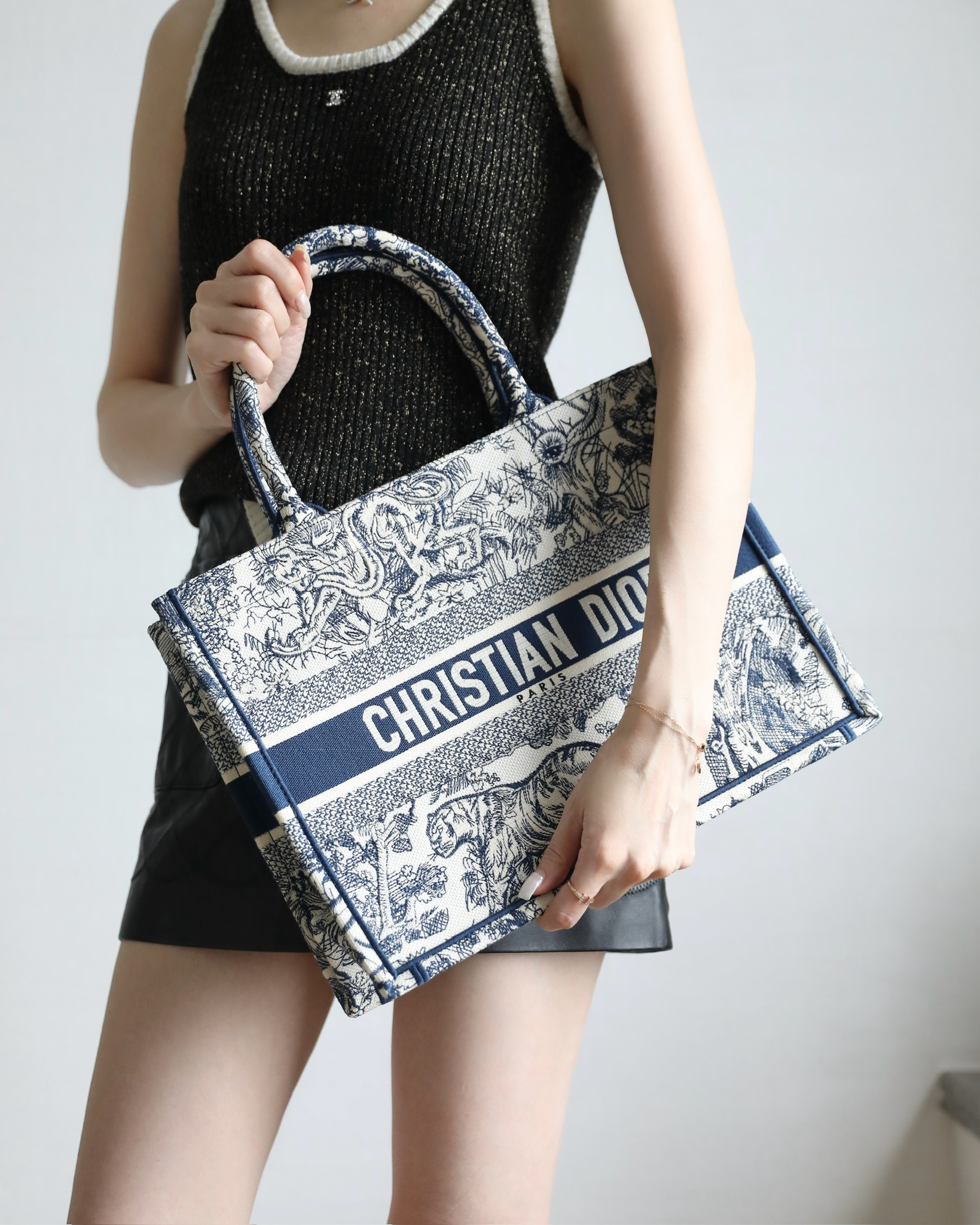 i1779288528025_1842_0_1 Dior book tote 3D Three-dimensional relief embroidery size: 36cm - Image 1