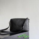 BV Baodie Home Large Intreccciato Woven Camera Bag - Image 6