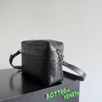 BV Baodie Home Large Intreccciato Woven Camera Bag - Image 5